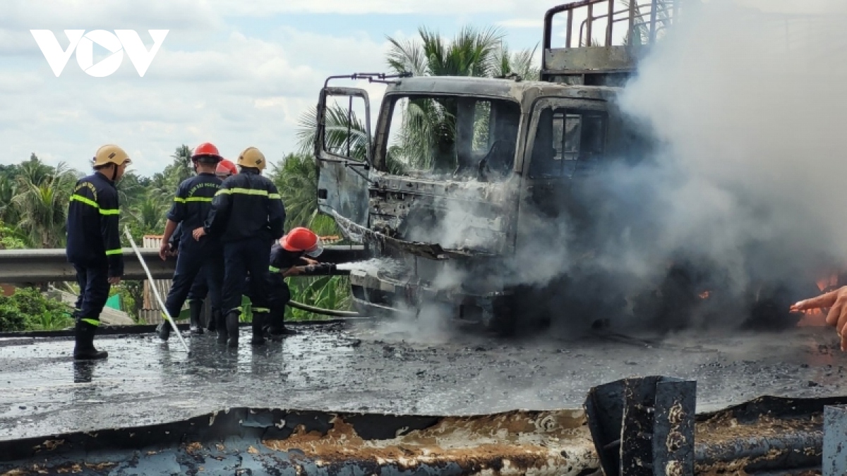 Vụ cháy xe chở dầu trên cao tốc TPHCM - Trung Lương gây thiệt hại hơn 2 tỷ đồng